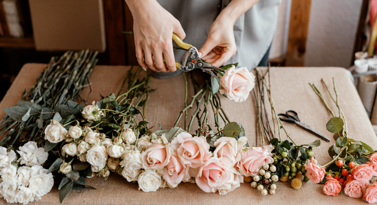 fleuriste-faisant-un-beau-bouquet-floral
